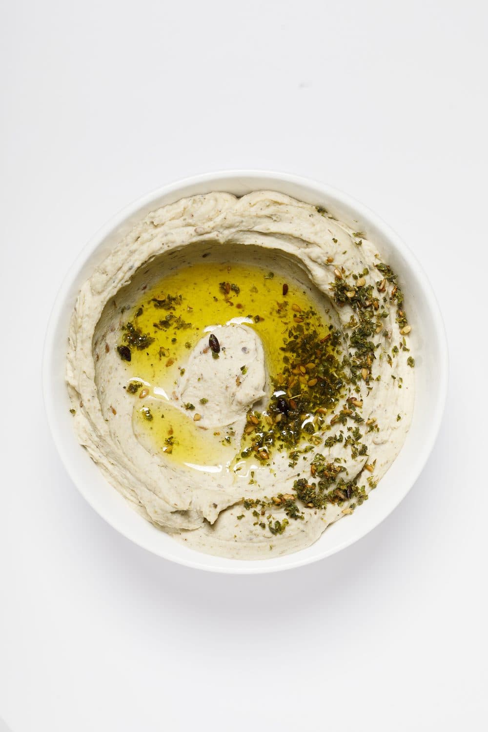 Bowl of Smart Gourmet Zaatar Hummus topped with olive oil and a zaatar herb blend